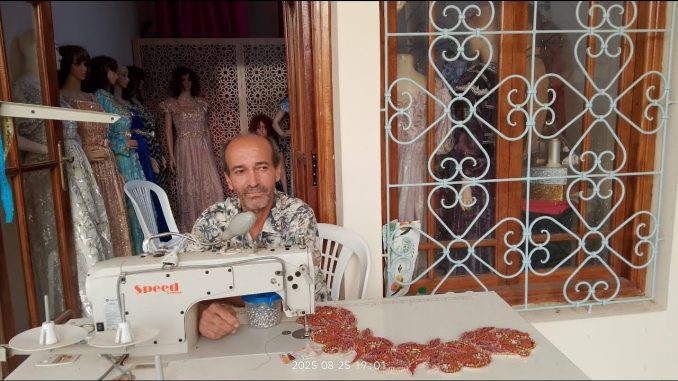 رشيد جيحة: مصمم الأزياء الذي نقل « البلوزة » للعالمية ويطمح بقرية الصناعة التقليدية بوجدة
